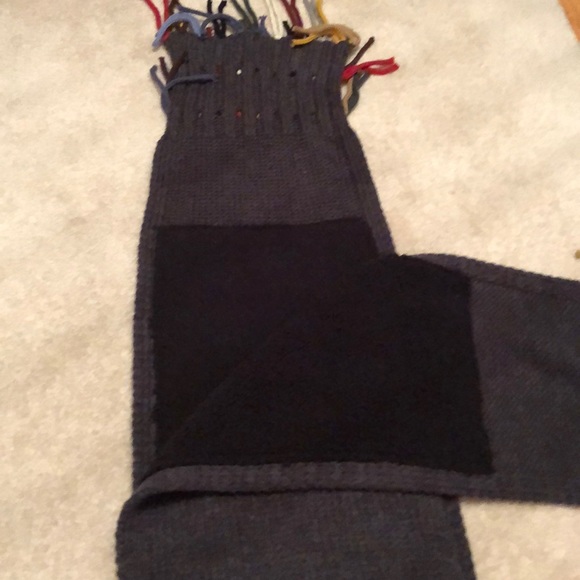 Unique scarf with colorful fringes - Picture 3 of 8